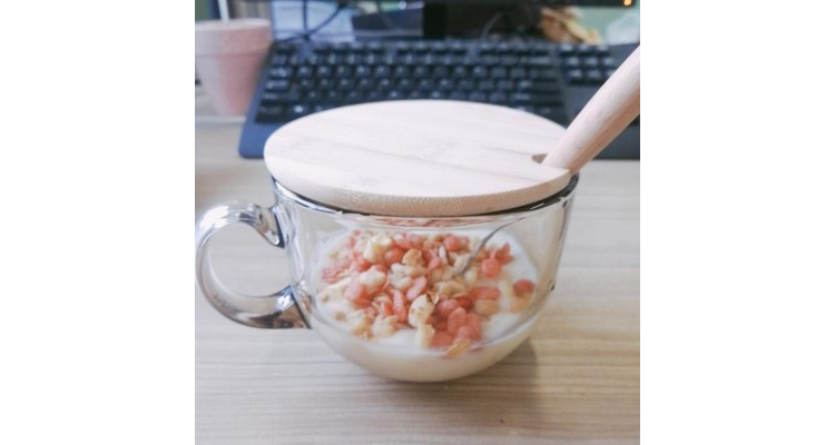茶色燕麦早餐玻璃杯子
