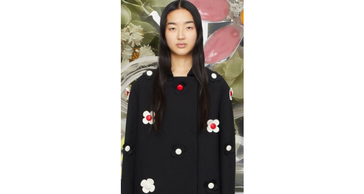 SSENSE 春季热卖 Ami 蓝色T恤$148，三宅一生托特包